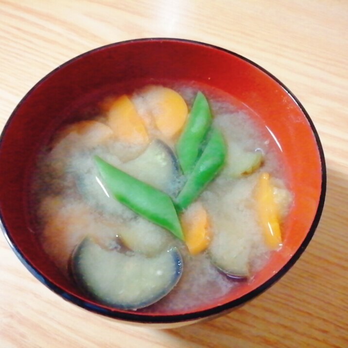 なすと人参といんげんの味噌汁
